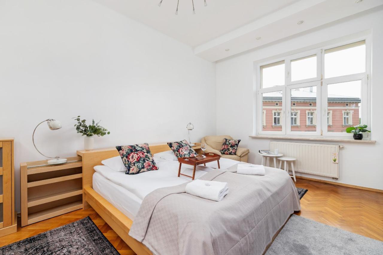 Slowacki Avenue Family Apartment Kraków by Renters Exterior foto